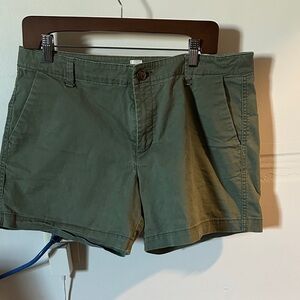 GAP Women's Cargo Shorts in Forest Green
